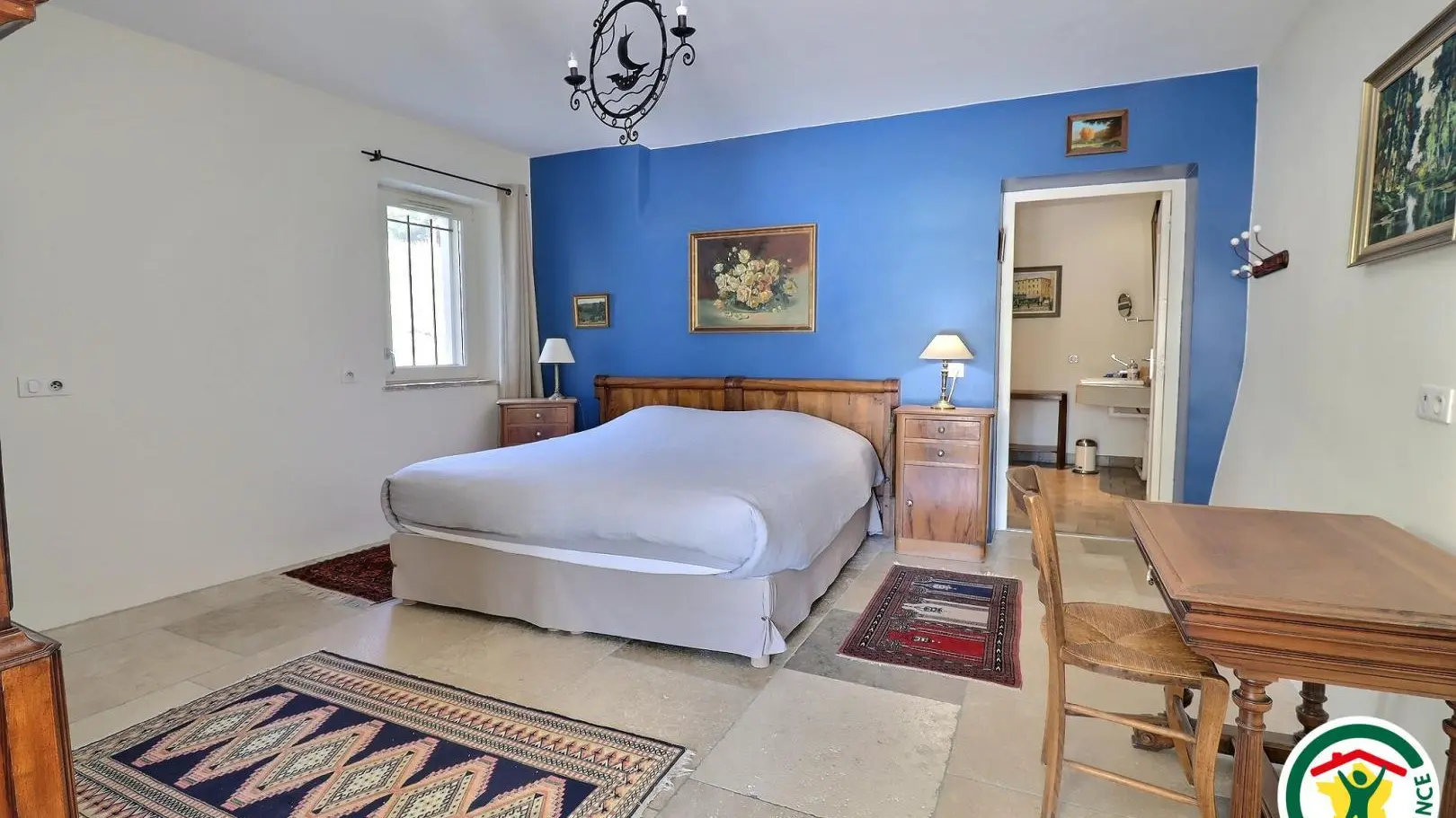 Chambre Rhône, en RDC : un lit double (1x160x200), adaptée personne à mobilité réduite. Salle d'eau et wc PMR dans la chambre