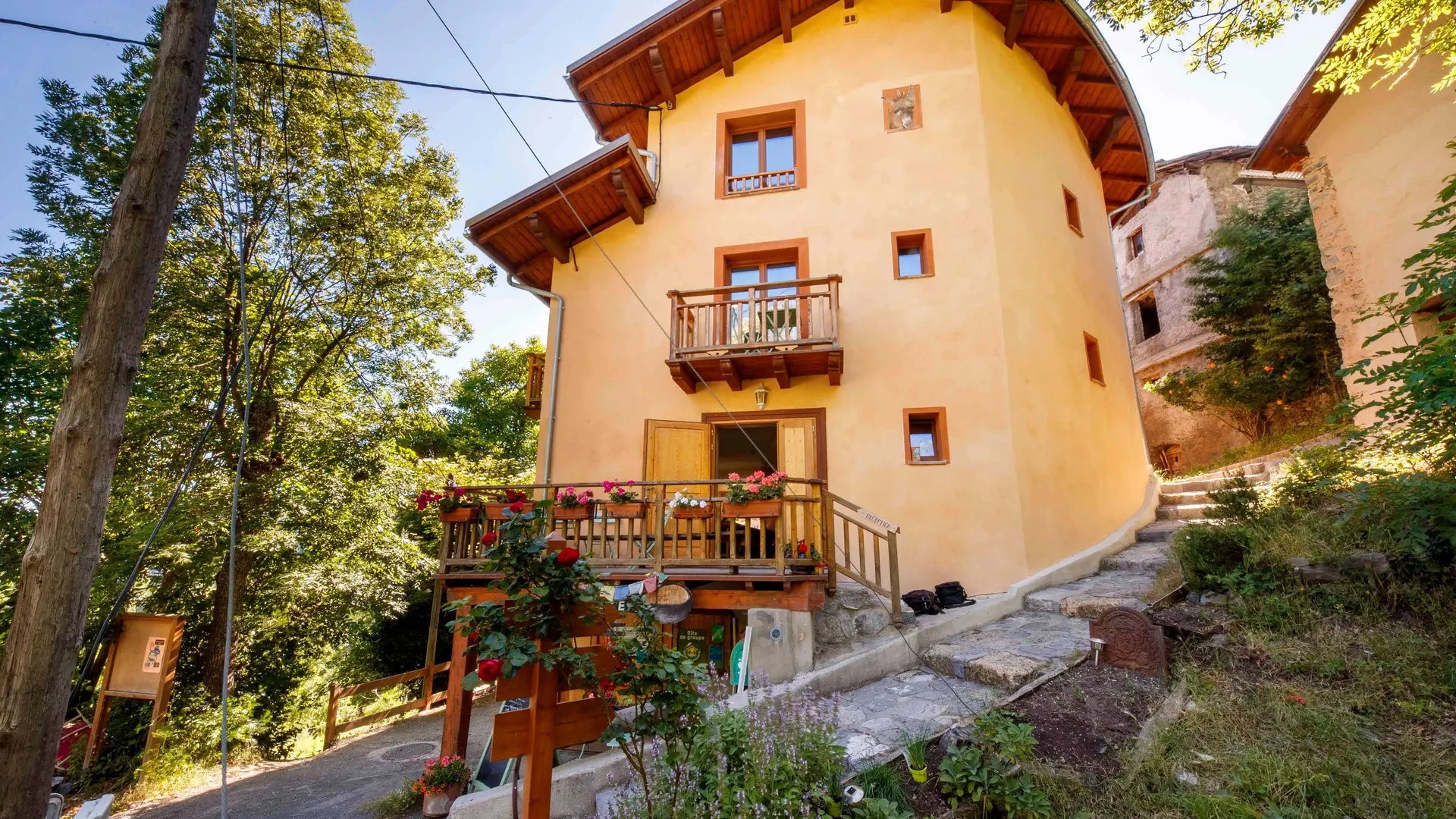 Côté Est Ecogite de Villeplane dans la réserve naturelle des gorges de Daluis - Gîte d'Etape et de Groupe Alpes-Maritimes