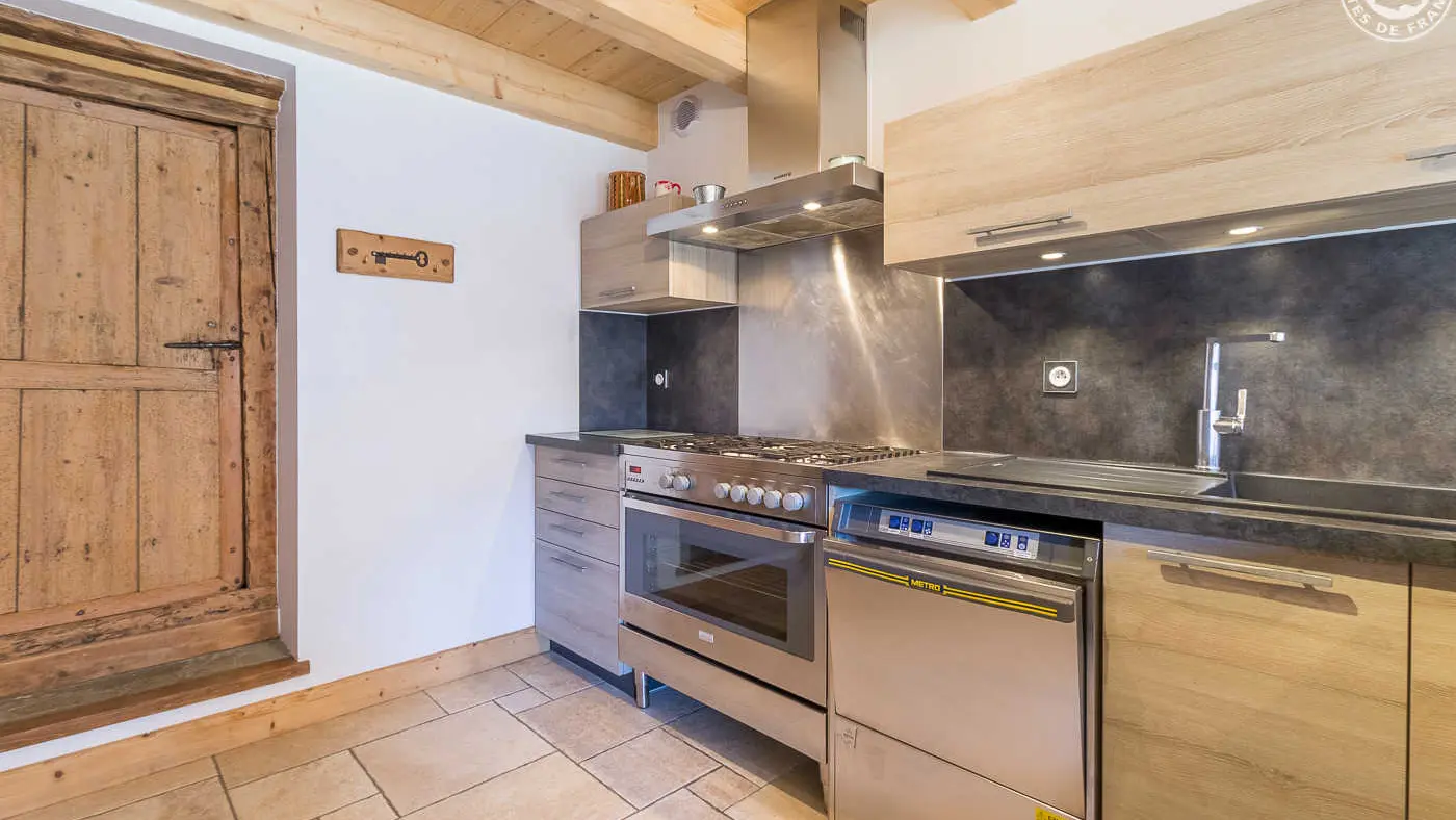 Cuisine 
gazinière 5 feux gaz grand four électrique + hotte avec éclairages
lave-vaisselle semi-professionnel