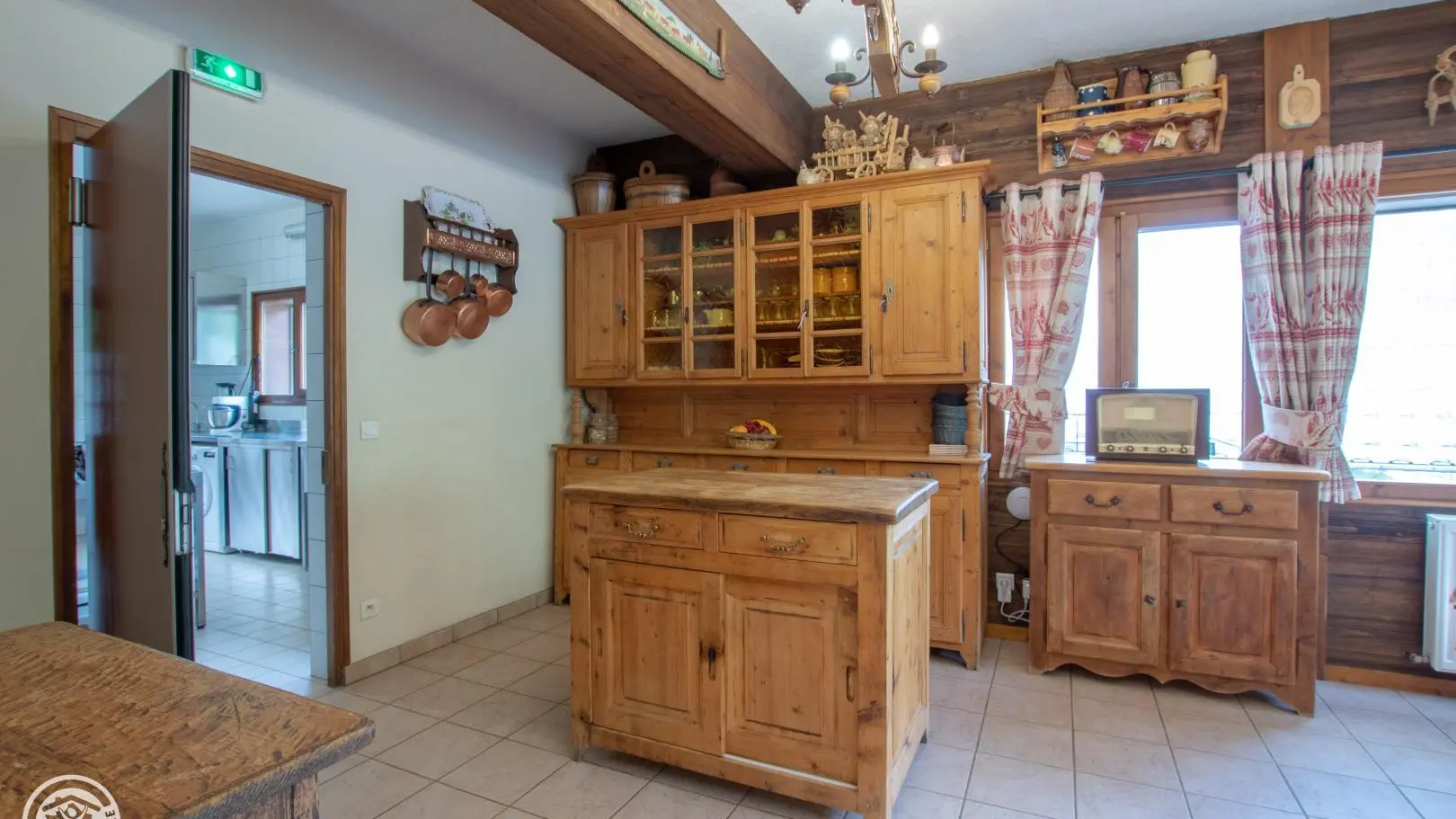 Accès à la cuisine de la grande pièce de vie.