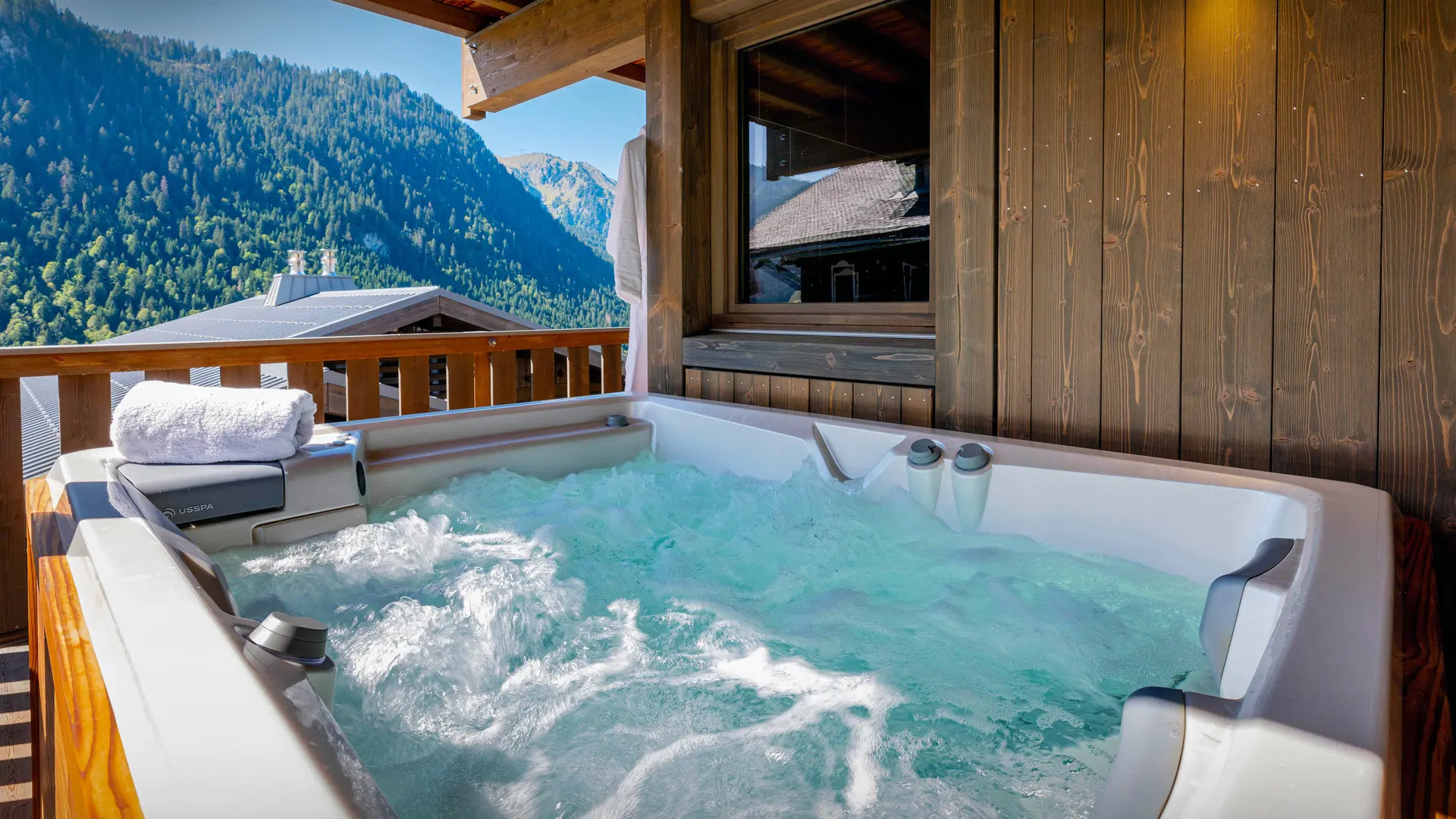 Bain à remous sur la terrasse couverte
