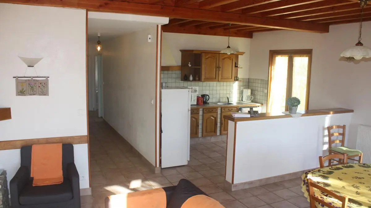 Le couloir desservant chambres, salle de bain et toilettes.