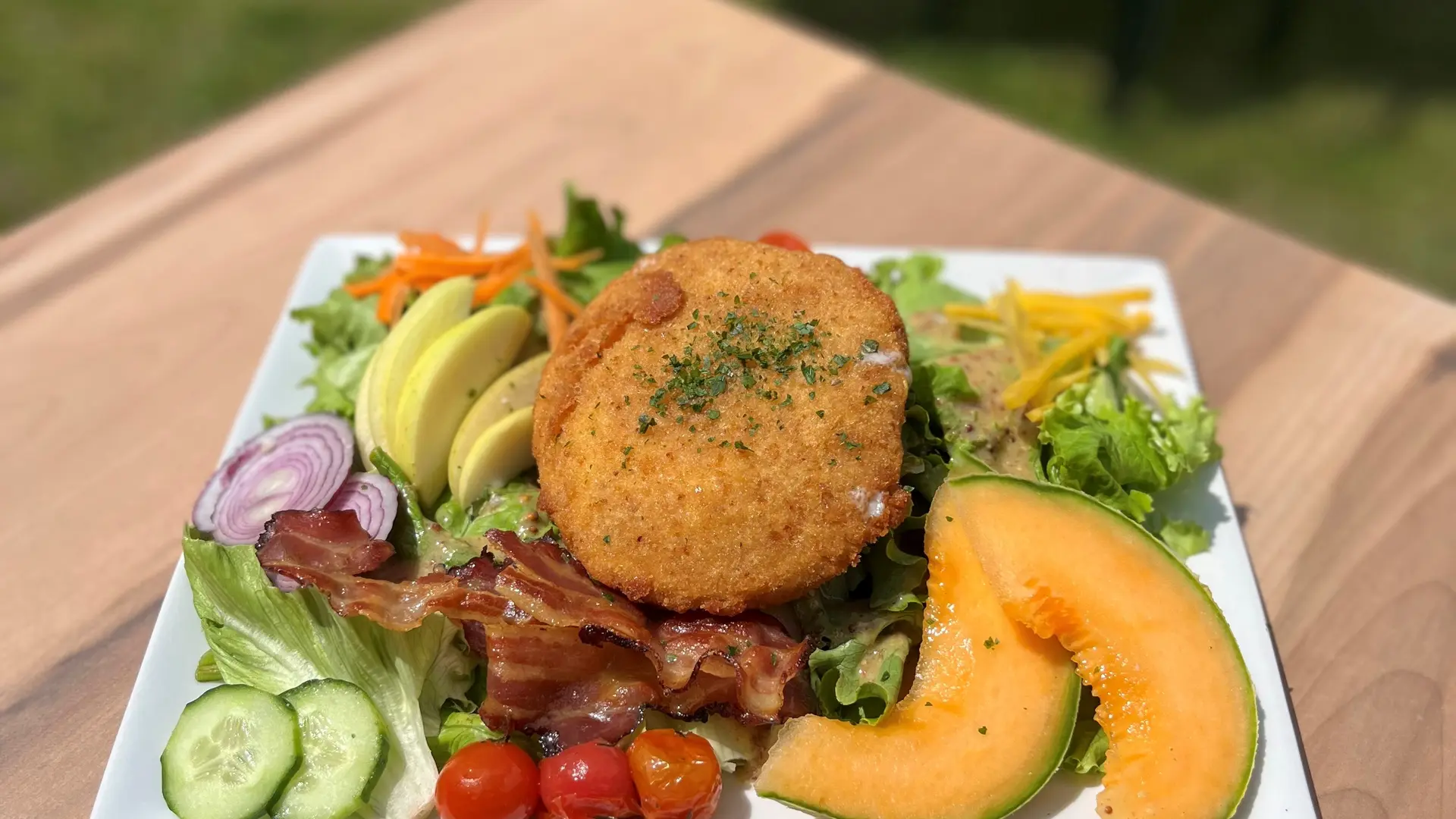 Assiette de beignets avec salade et melon