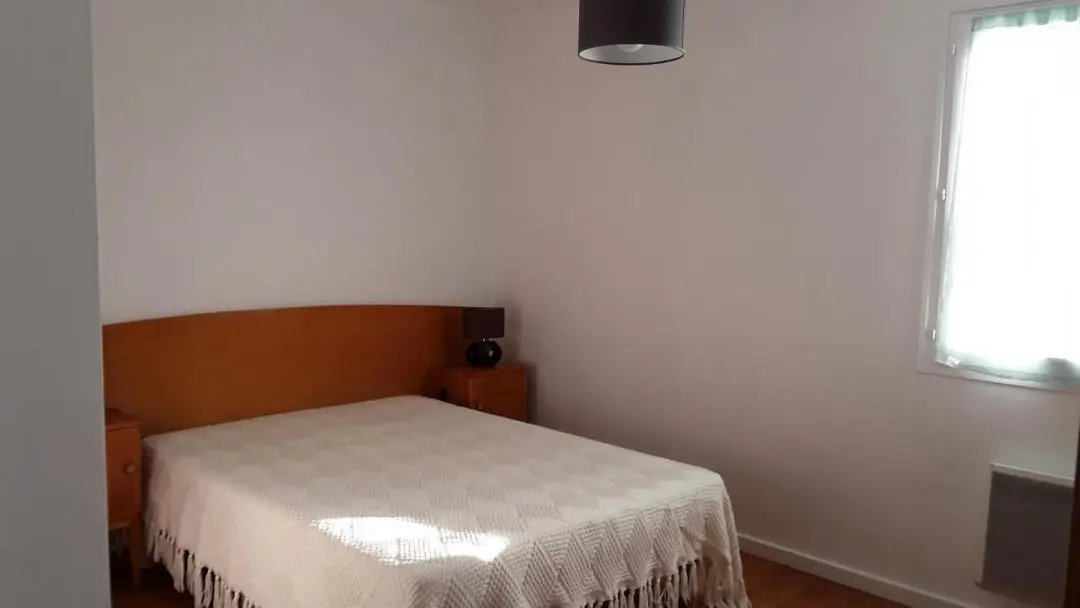 Chambre avec 1 grand lit