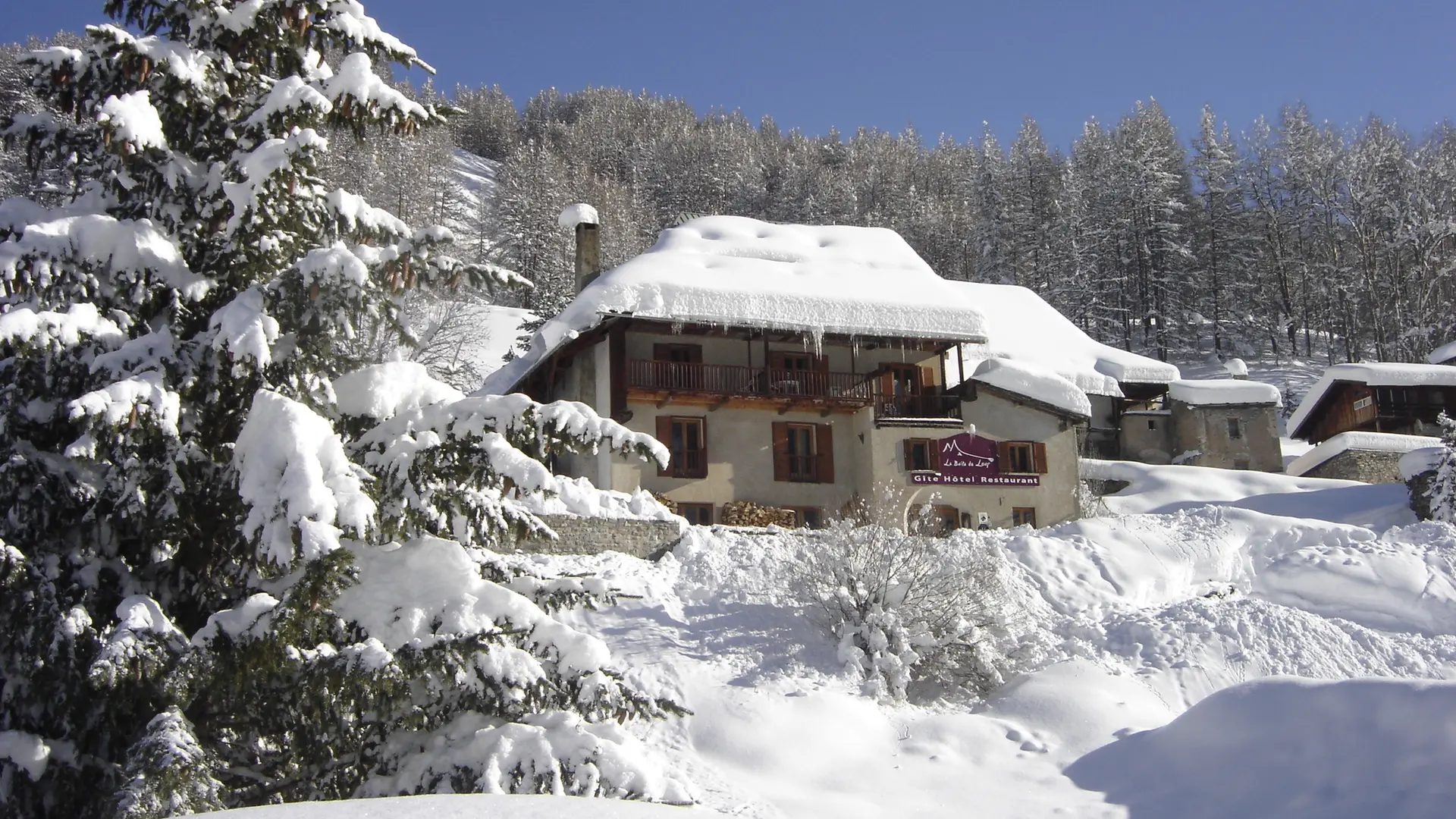 Le chalet, l'hiver après une chute de neige