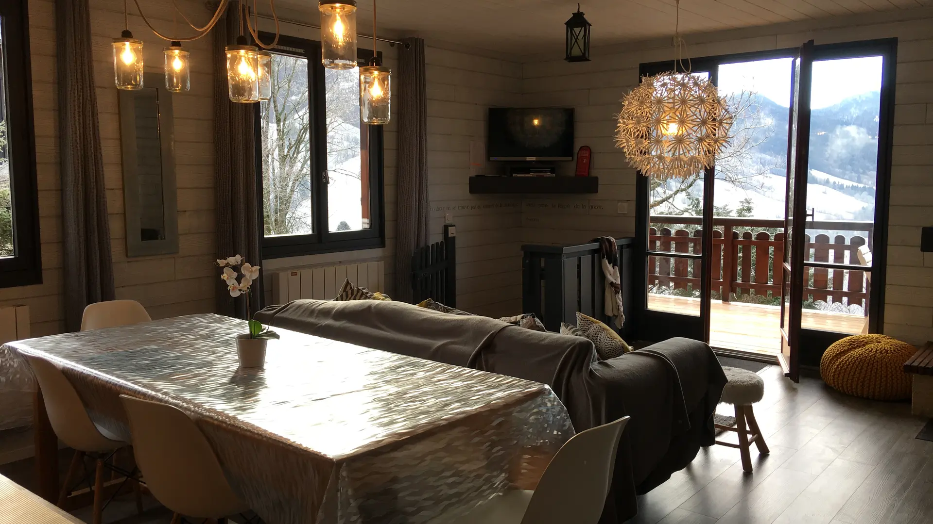 La salle à manger du chalet Rossanaz