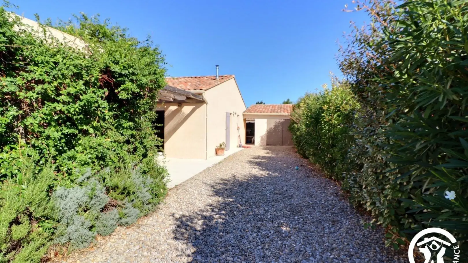 allée principale, 3 voitures en enfilade, garage