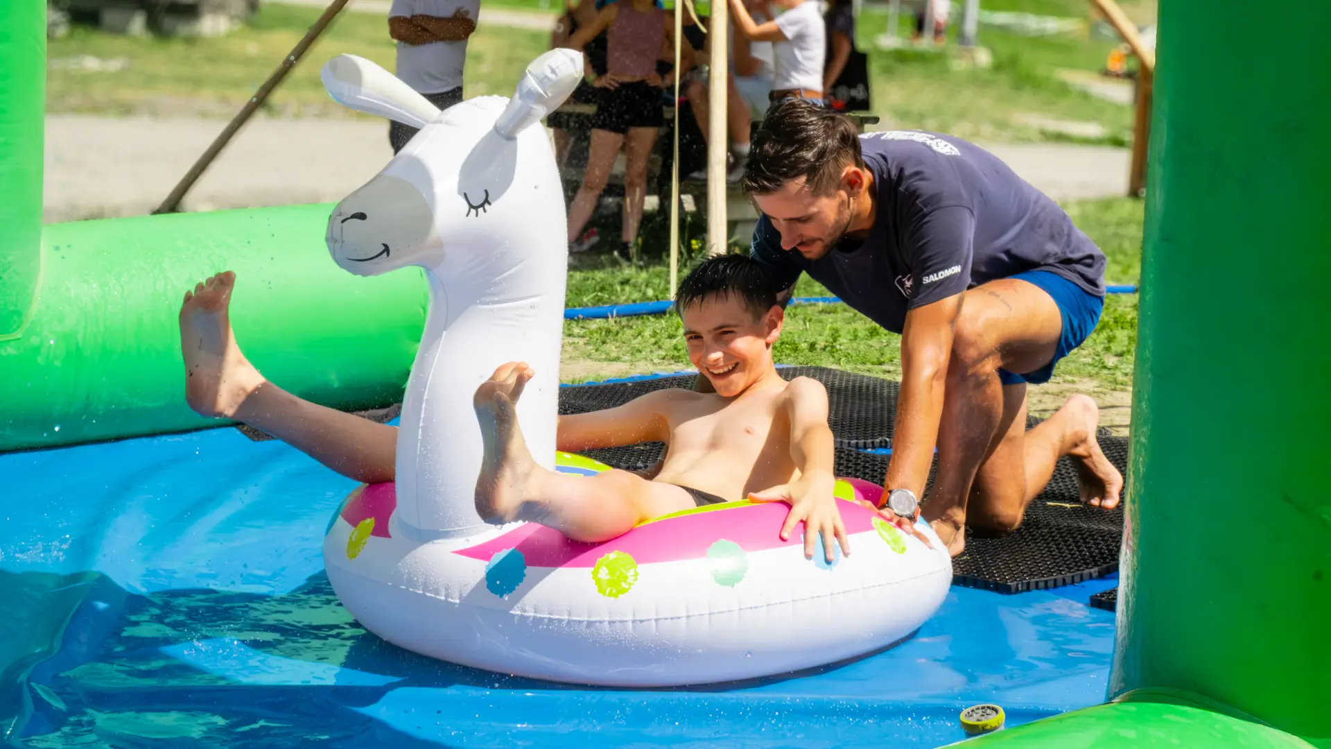 L'animateur prêt à pousser la bouée