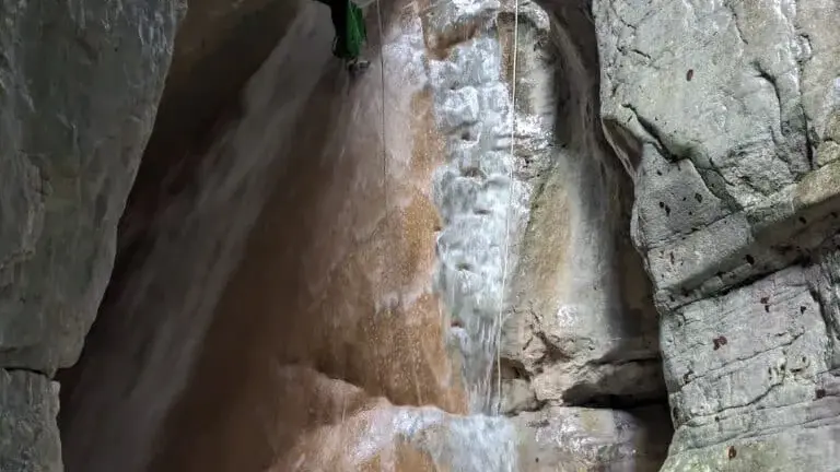 Descente en rappel sous les cascades, dans une ambiance féerique. avec Ecrins Spéléo Canyon