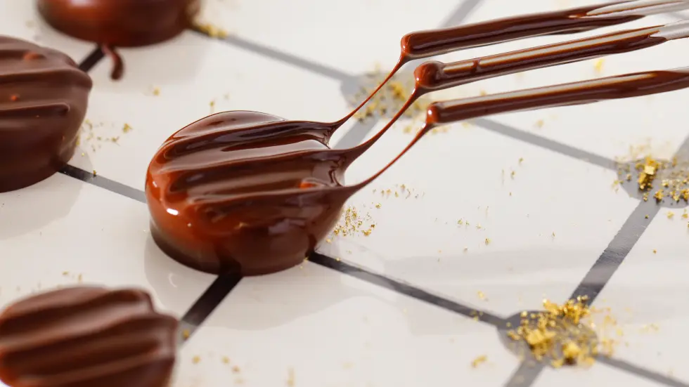 Chocolaterie Puyricard_L'Isle-sur-la-Sorgue chocolats ronds en fabrication