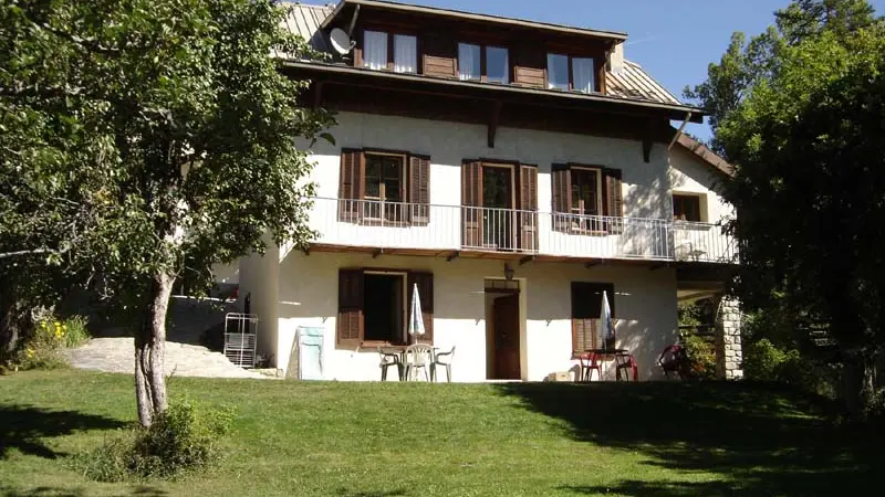 View of the house with ground floor flat, terrace, garden, garden table, vegetation