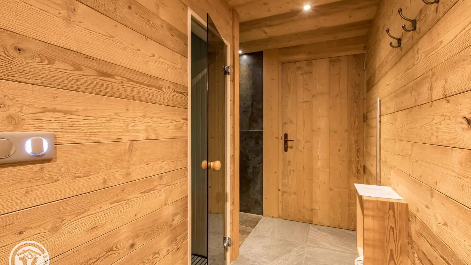 espace détente avec sauna et douche hydro massante commun aux 2 logements