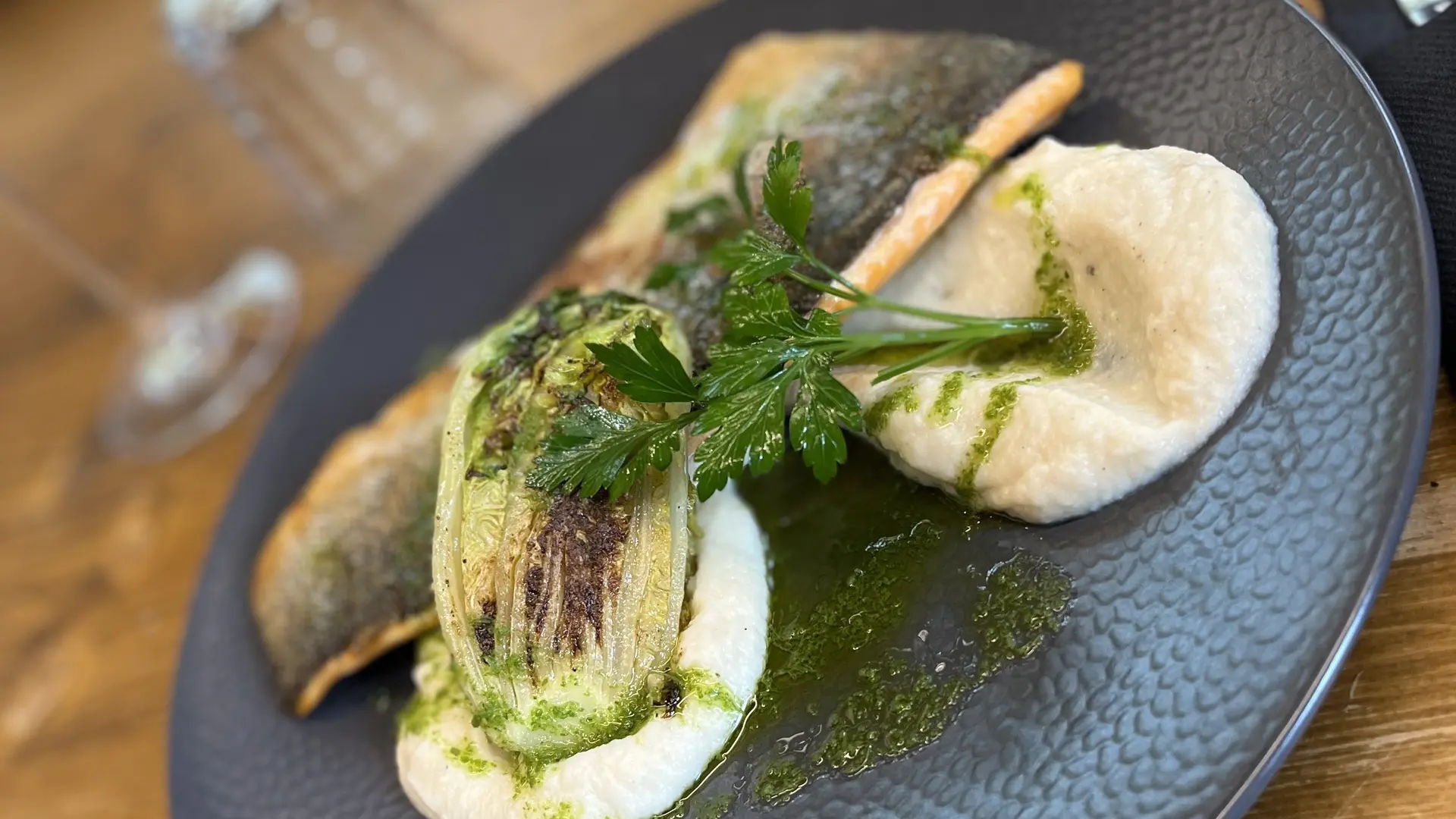 Filet de truite snackée, mousseline de choux fleur, sucrine grillée
