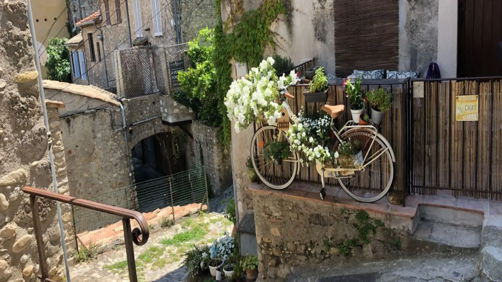 RUE DANS HAUT DE CAGNES