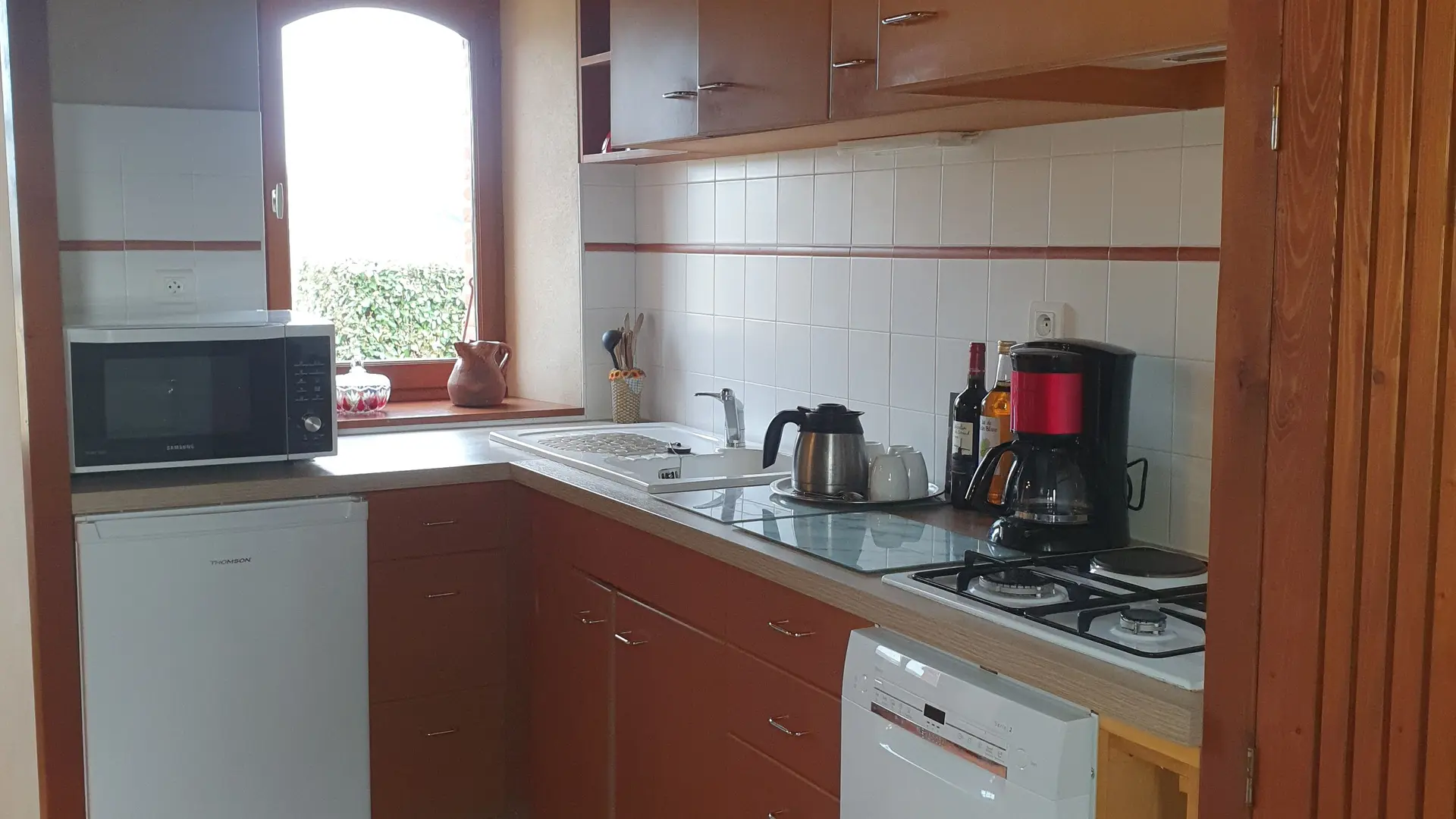 une cuisine équipée et lumineuse