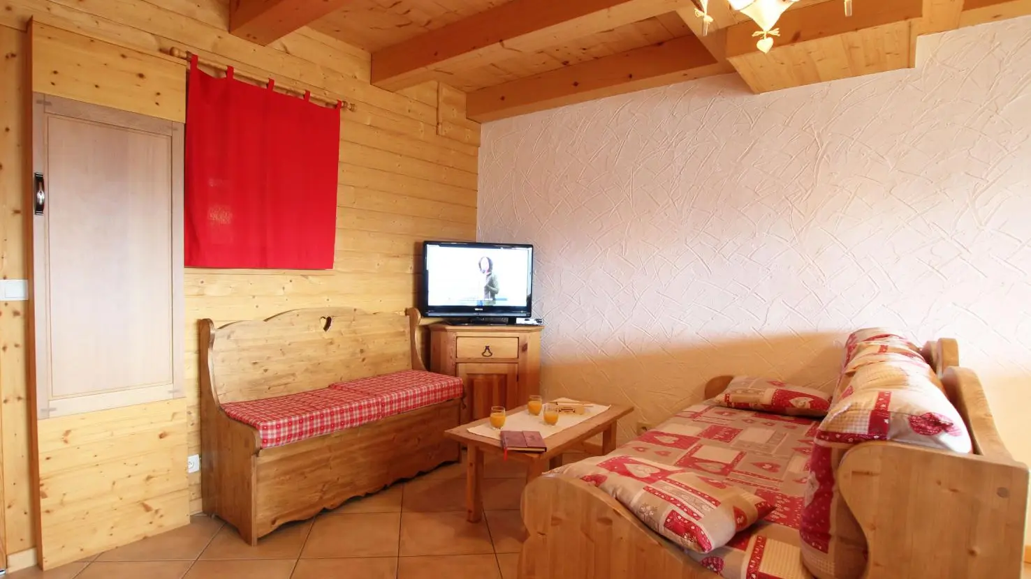 coin salon, télé 83 cm