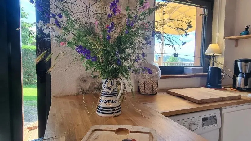 Pièce à vivre avec cuisine ouverte sur la salle à manger.