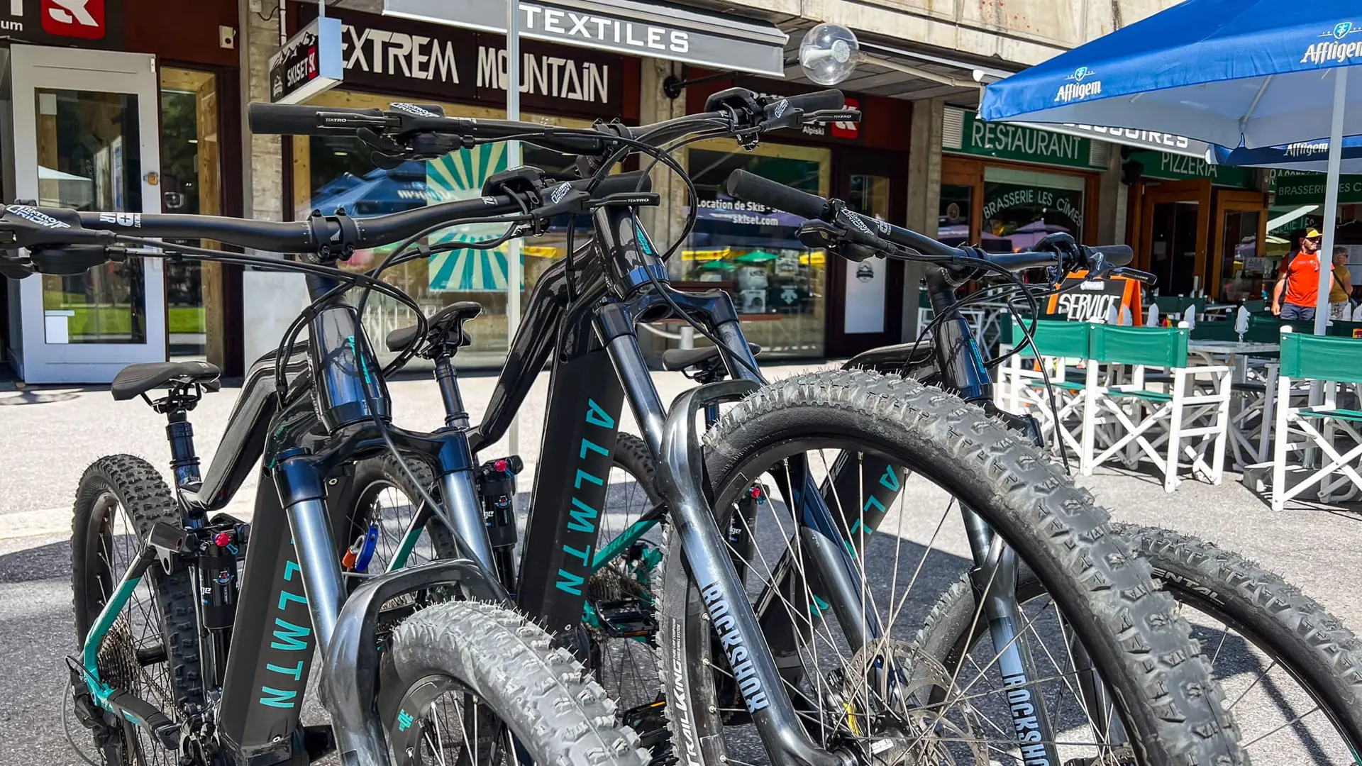 VTT électrique en location devant le magasin