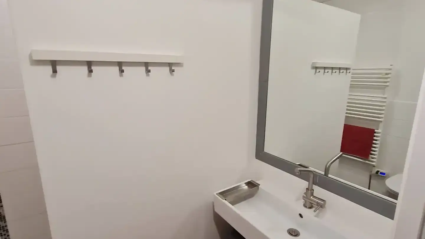 et sa salle de bain privative avec douche à l'italienne et toilettes