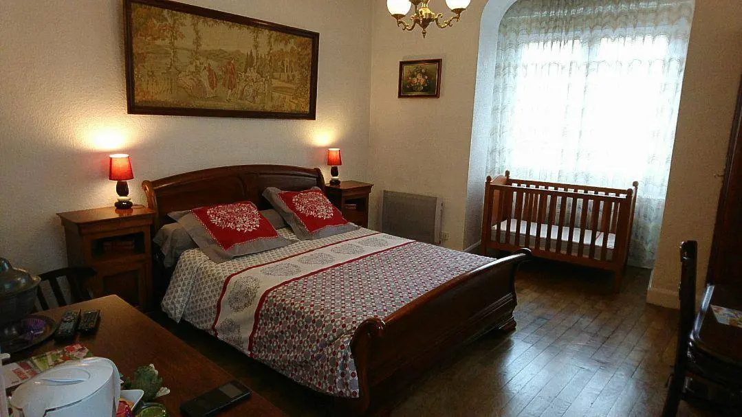 Chambre, avec entrée indépendante, située au RDC de la maison des propriétaires.