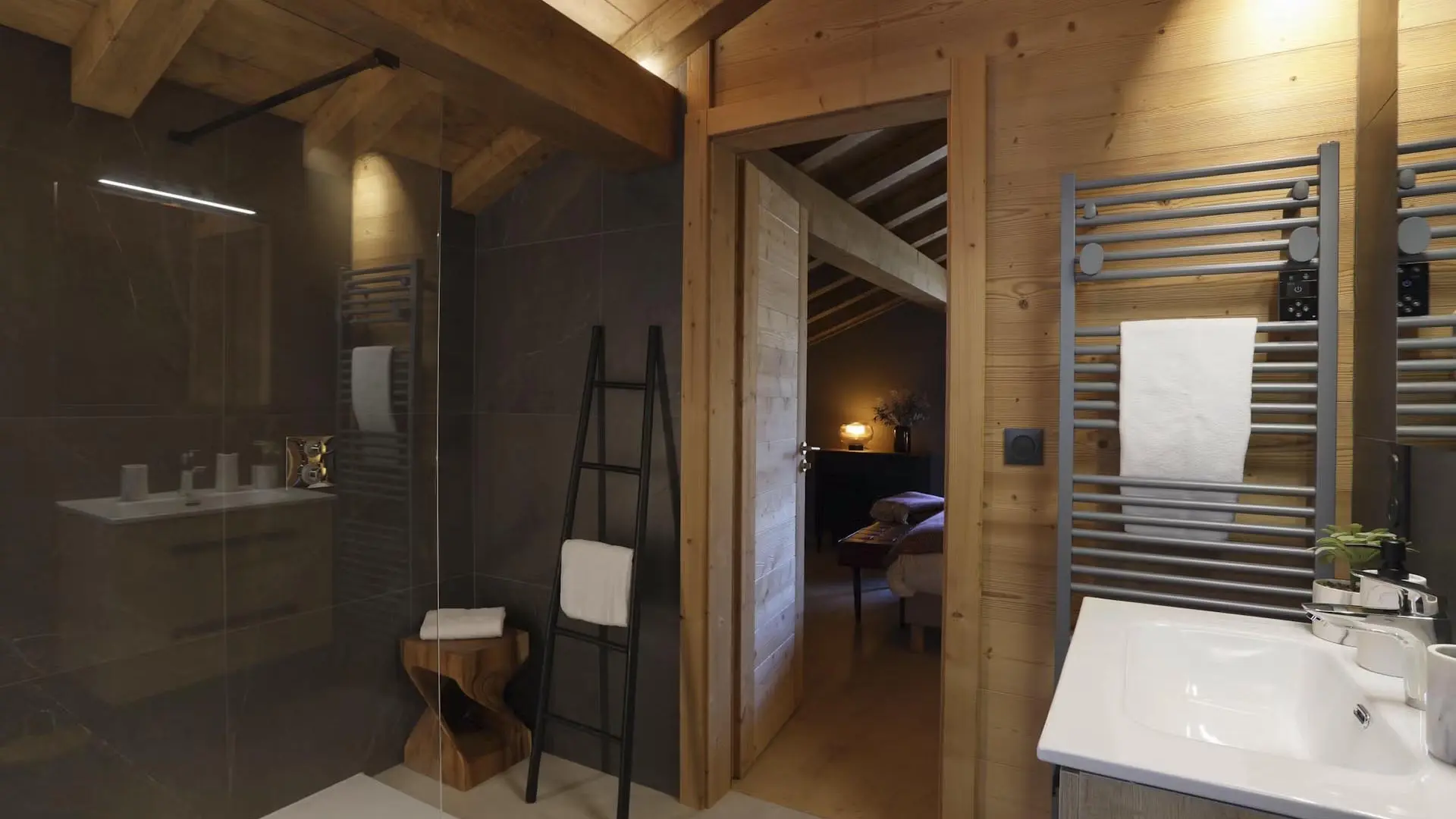 Salle de bains avec douche à l'italienne