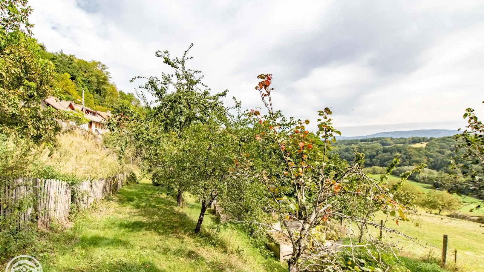 Terrain accessible aux clients des gîtes - de l'autre côté de la route