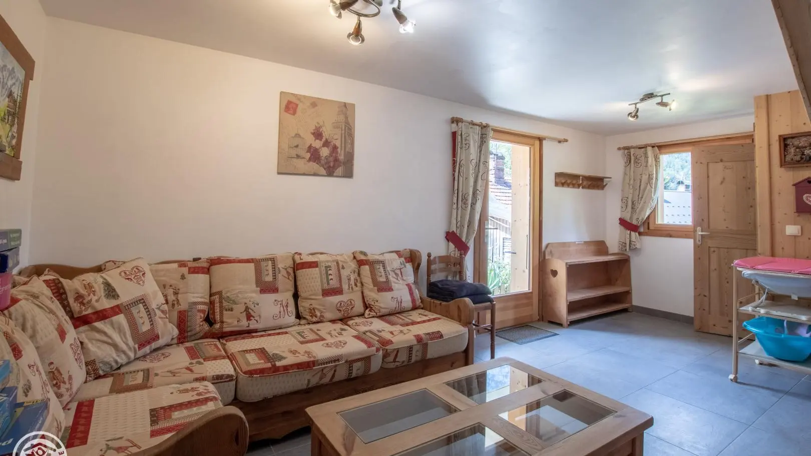 Accès direct sur l'extérieur. Idéal à utiliser comme entrée pour le gite en hiver (étagères à côté de la porte pour les chaussures).