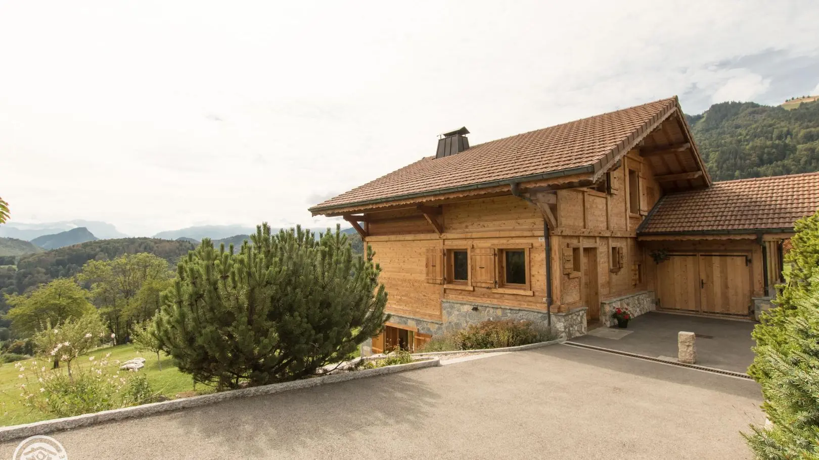 Entrée du chalet avec places de stationnement