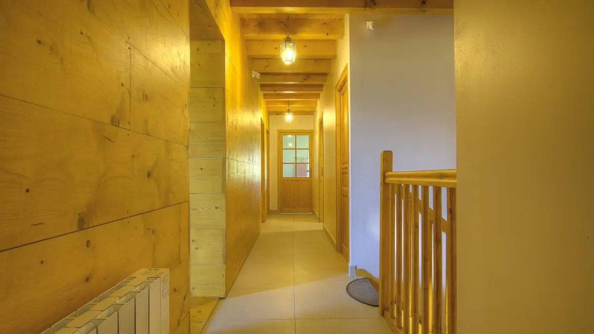 Couloir du 1er étage pour les 3 chambres, salle de bain et buanderie.