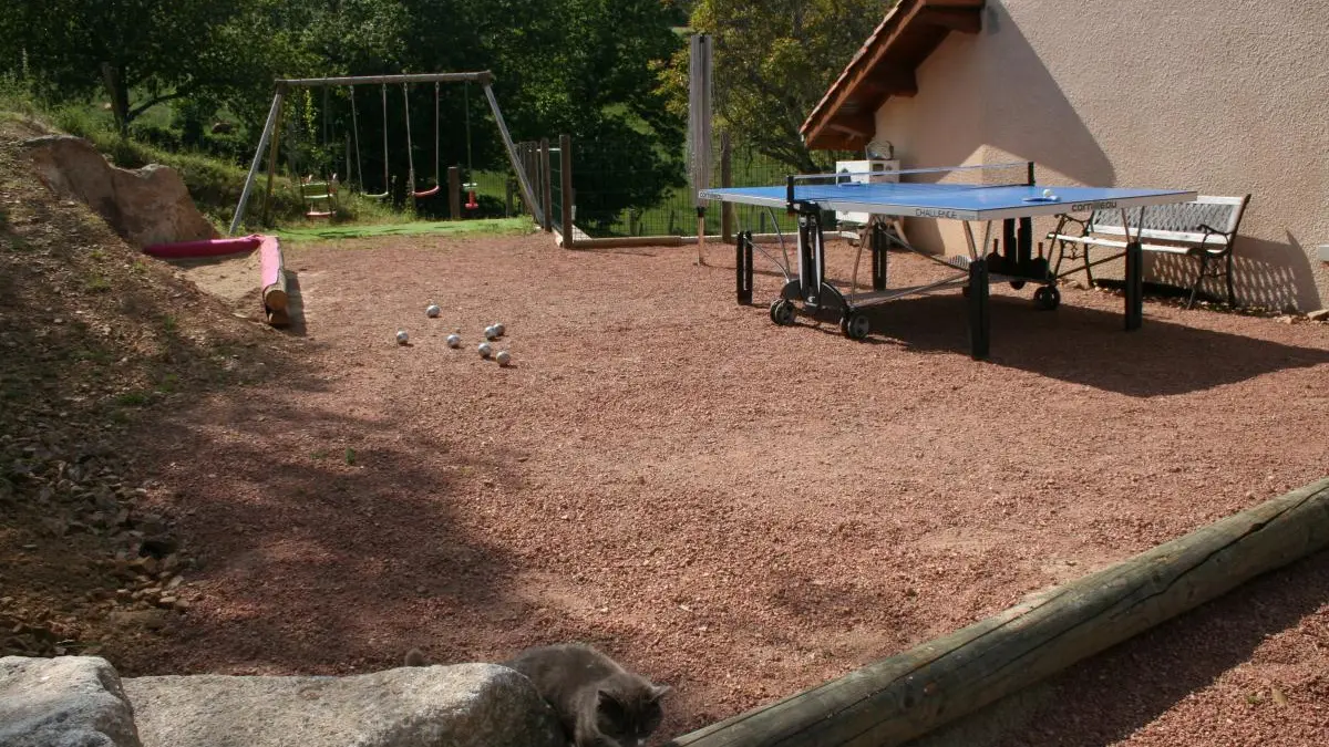 Table de ping-pong,  baby-foot, 
Aire de jeux avec bac à sable, portique,boules, ballons...