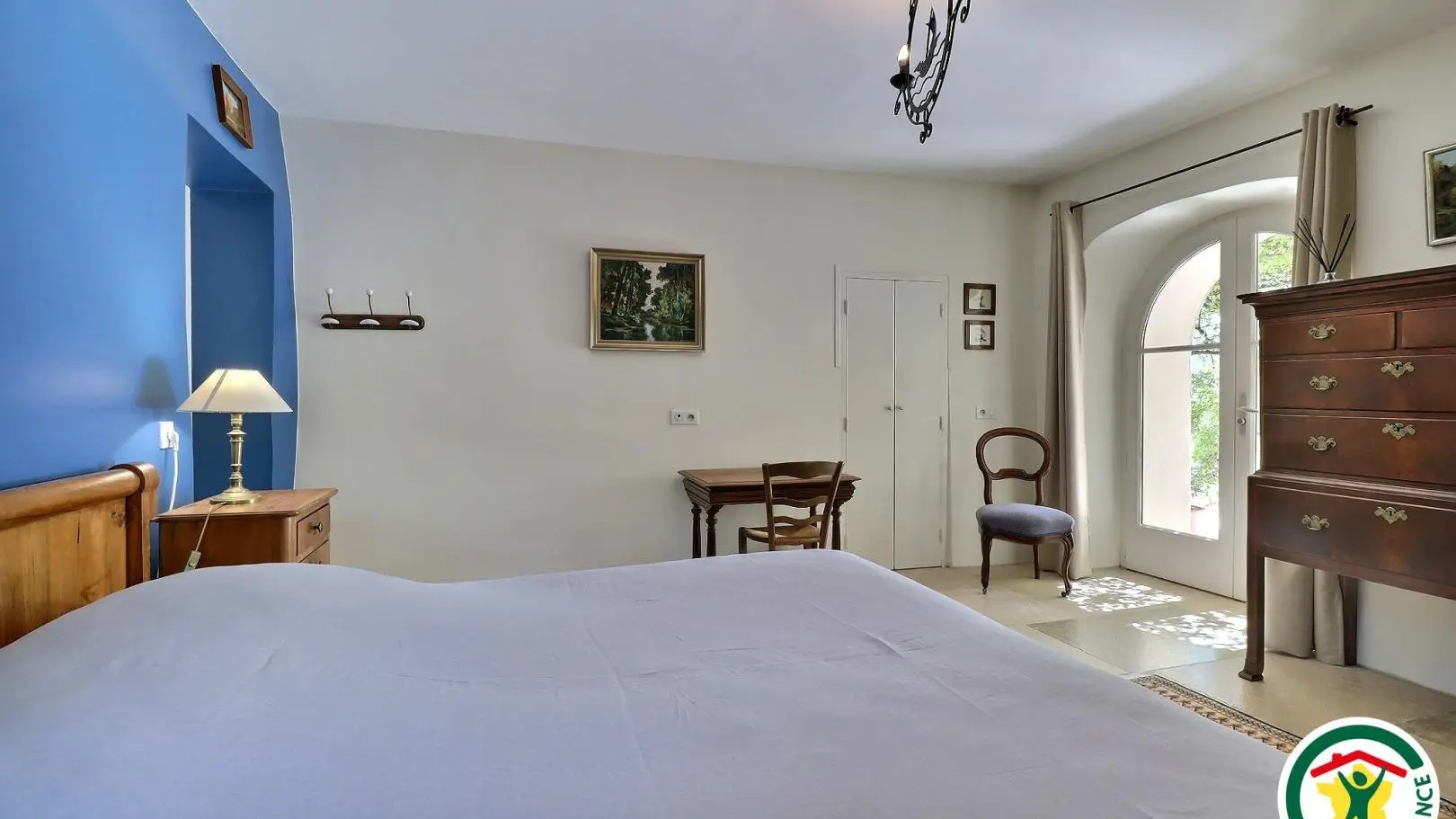 Chambre Rhône, en RDC : un lit double (1x160x200), adaptée personne à mobilité réduite. Salle d'eau et wc PMR dans la chambre