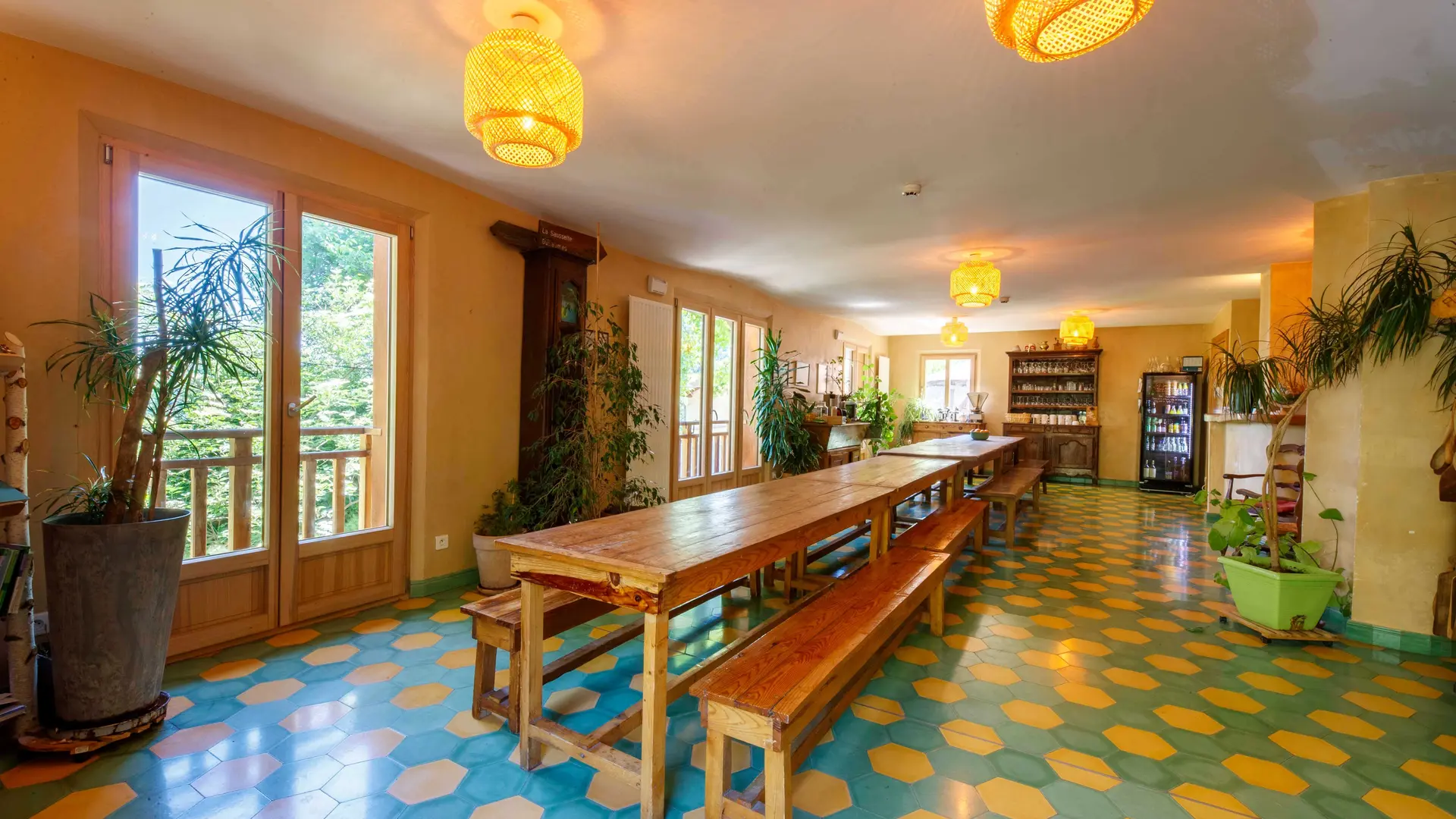 Salle à manger Ecogite de Villeplane dans la réserve naturelle des gorges de Daluis - Gîte d'Etape et de Groupe Alpes-Maritimes