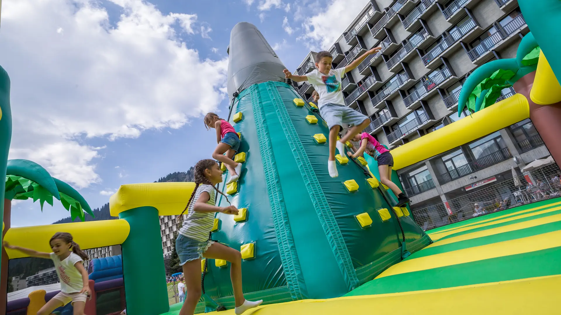 Enfants jouant sur les châteaux gonflables