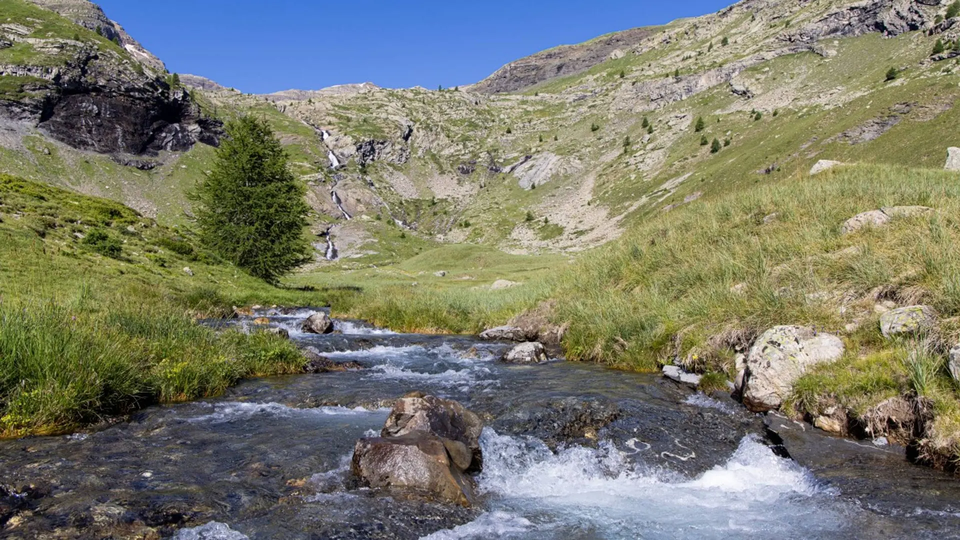 Sur le sentier des lacs Palluel et Faravel