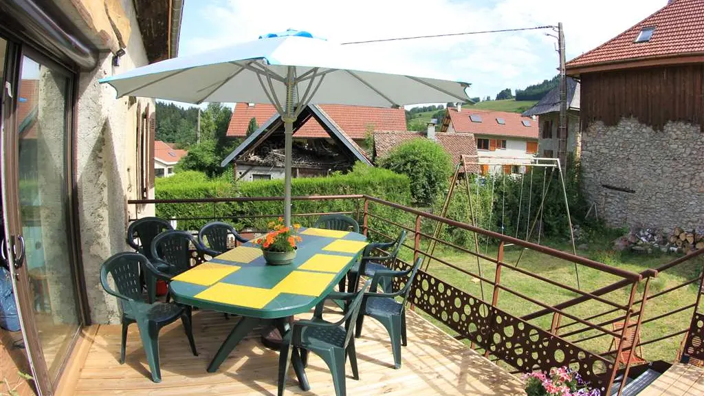 La terrasse avec son accès direct au jardin