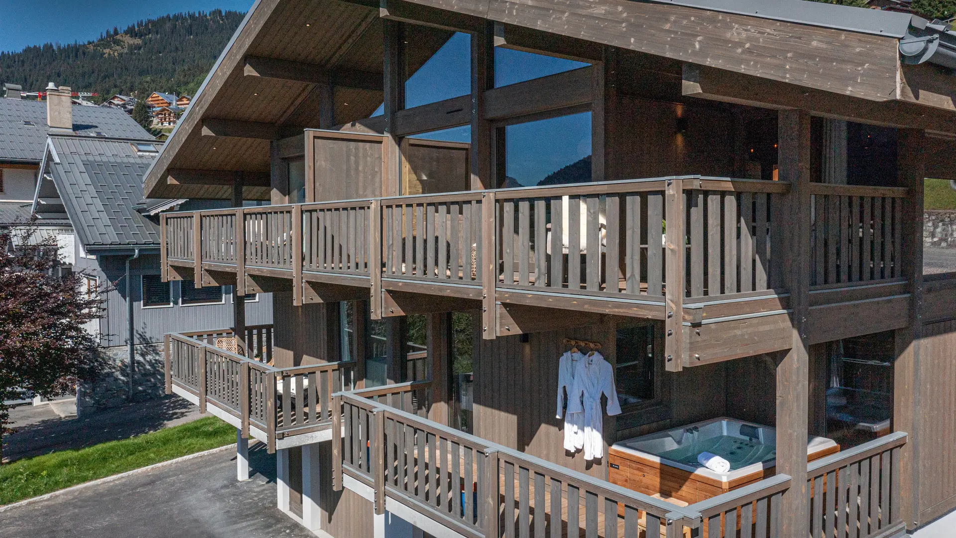 Vue extérieure du chalet en été