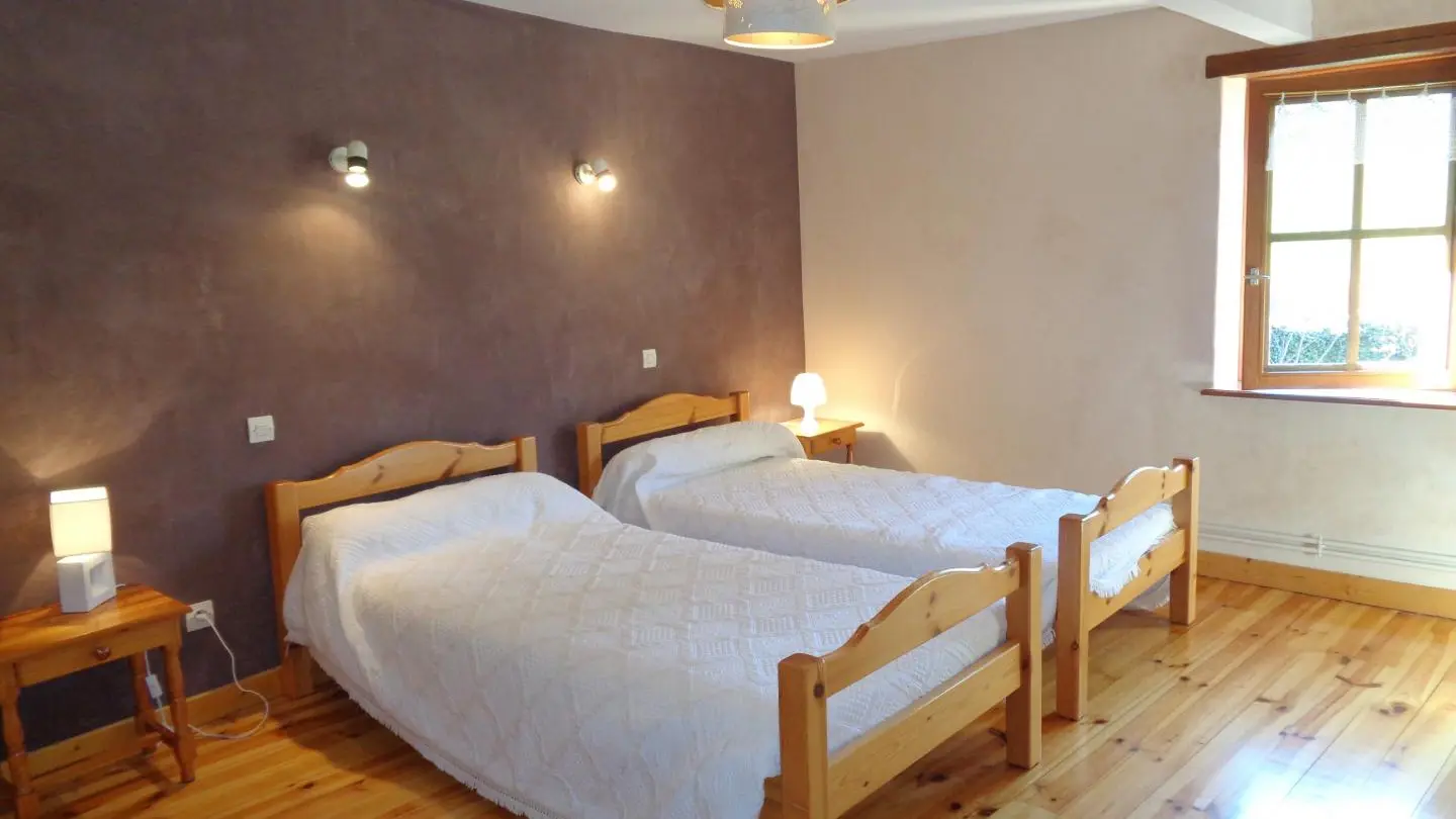 Chambre avec 2 lits simples côte à côte