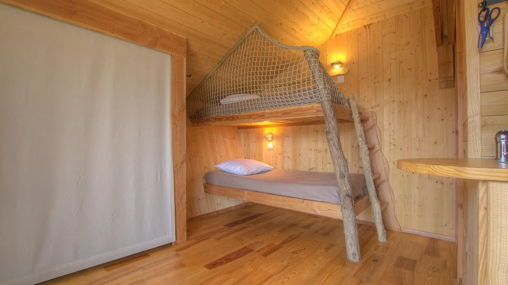 L'espace sommeil pour petit et grands et son couchage invisible.