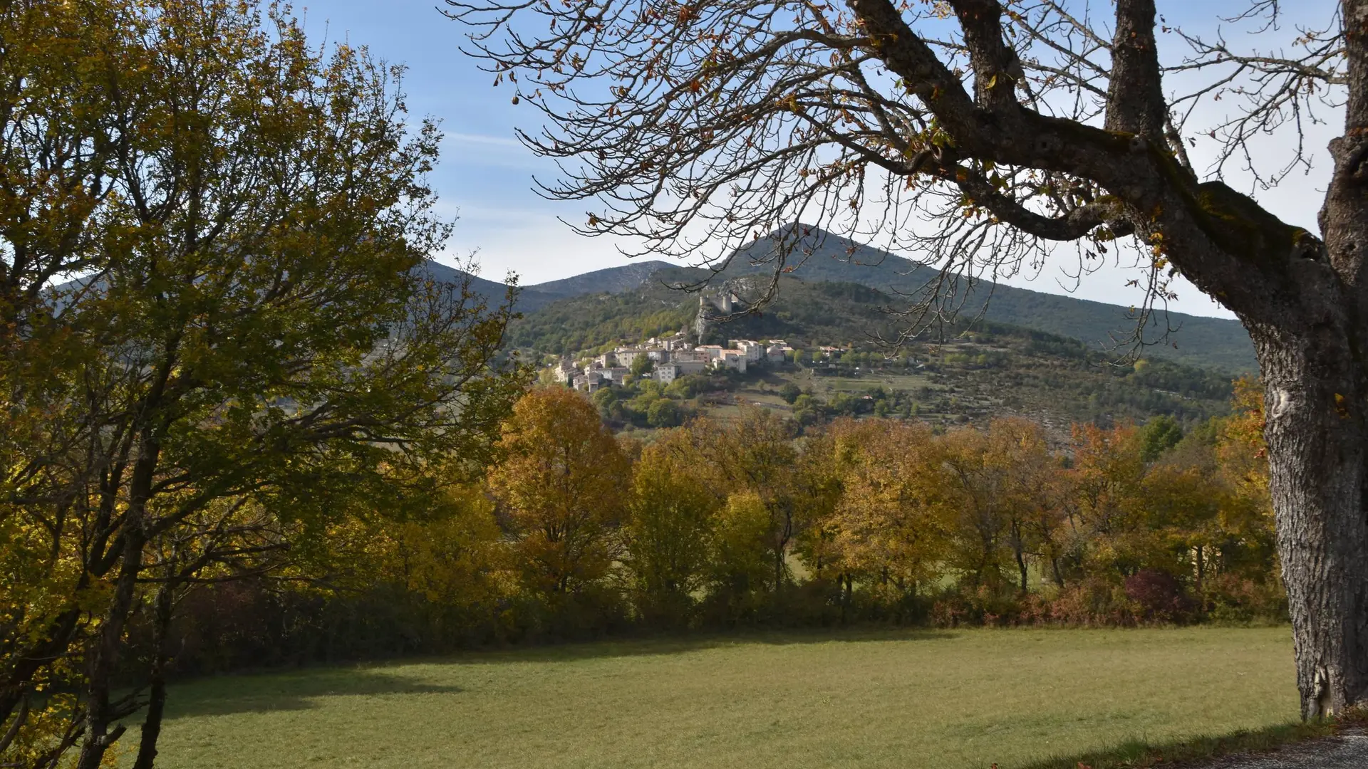 Village de Trigance perché sur une colline entouré de végétation aux couleurs de l'automne