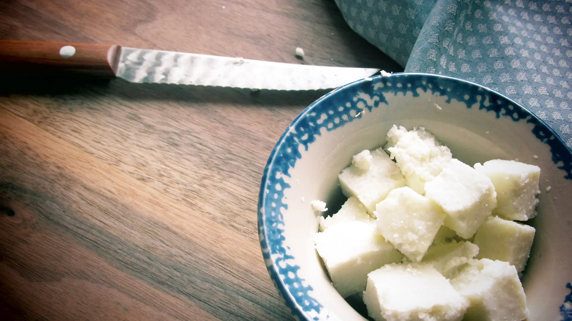 fromage frais maison dans un bol