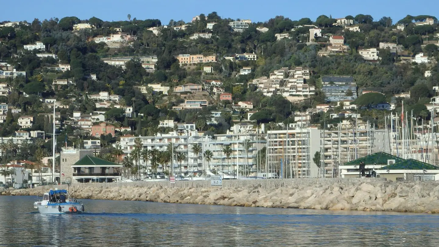 Port de Golfe-Juan et gite maison rouge