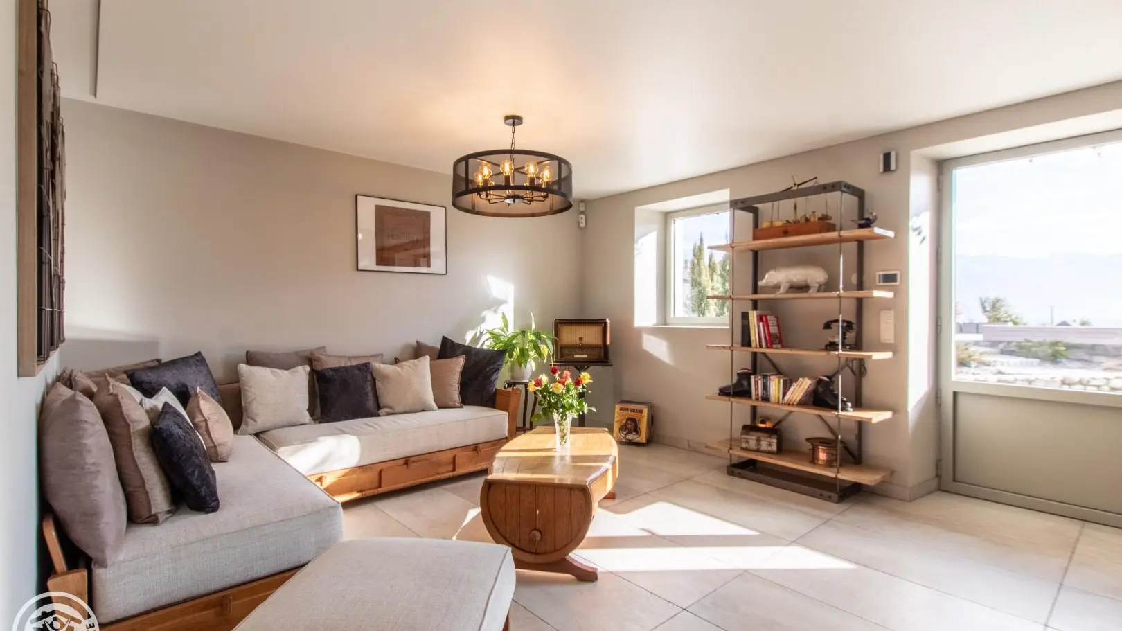 Espace détente commun avec canapé, bibliothèque, bureau (PC/imprimante)...