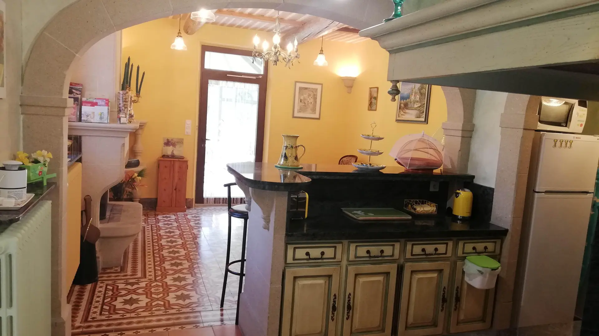 Un espace chaleureux mêlant cuisine équipée et coin repas sous une lumière douce et accueillante.