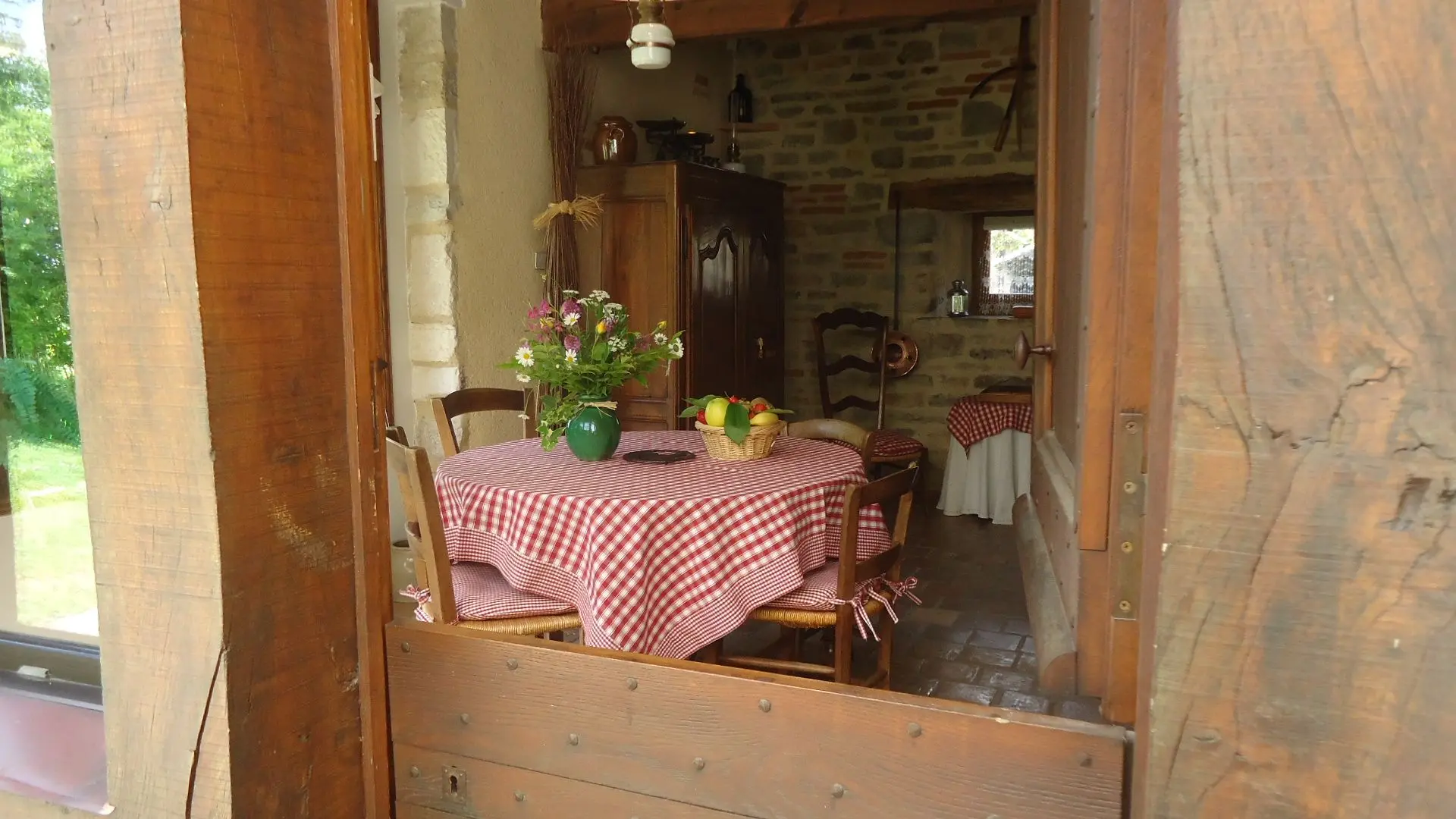 Entrée sur le séjour et la salle à manger