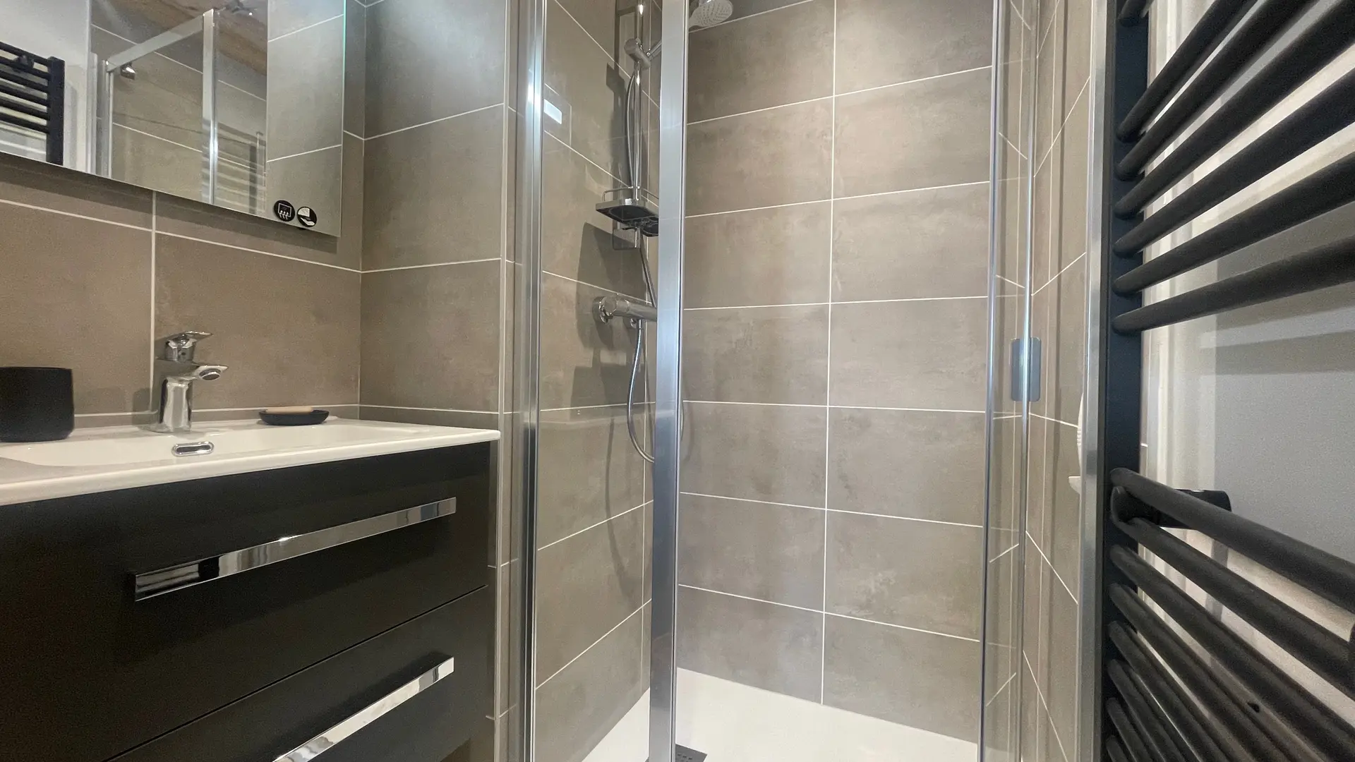 Salle d'eau avec douche dans la chambre familiale