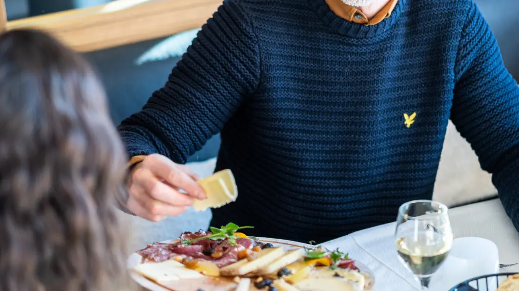 Moment convivial au restaurant entre amis_Le Solstice