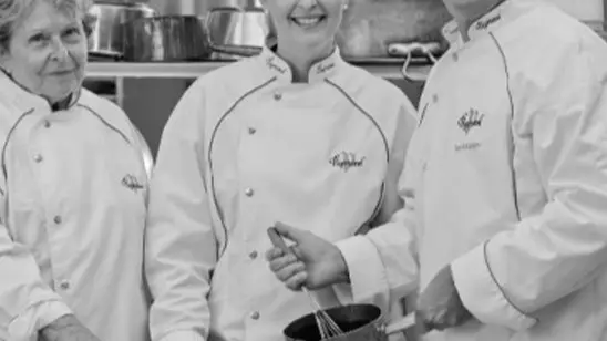 Chocolaterie Puyricard_L'Isle-sur-la-Sorgue photo de famille en noir et blanc 3 générations : grand-mère, fils et fille