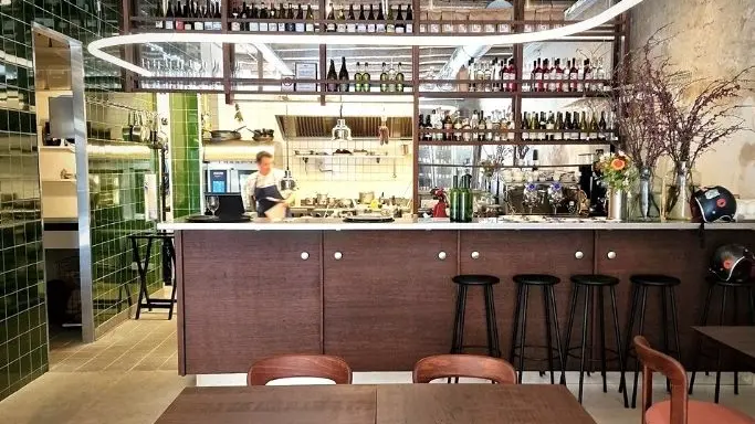 salle du restaurant avec vue sur la cuisine ouverte