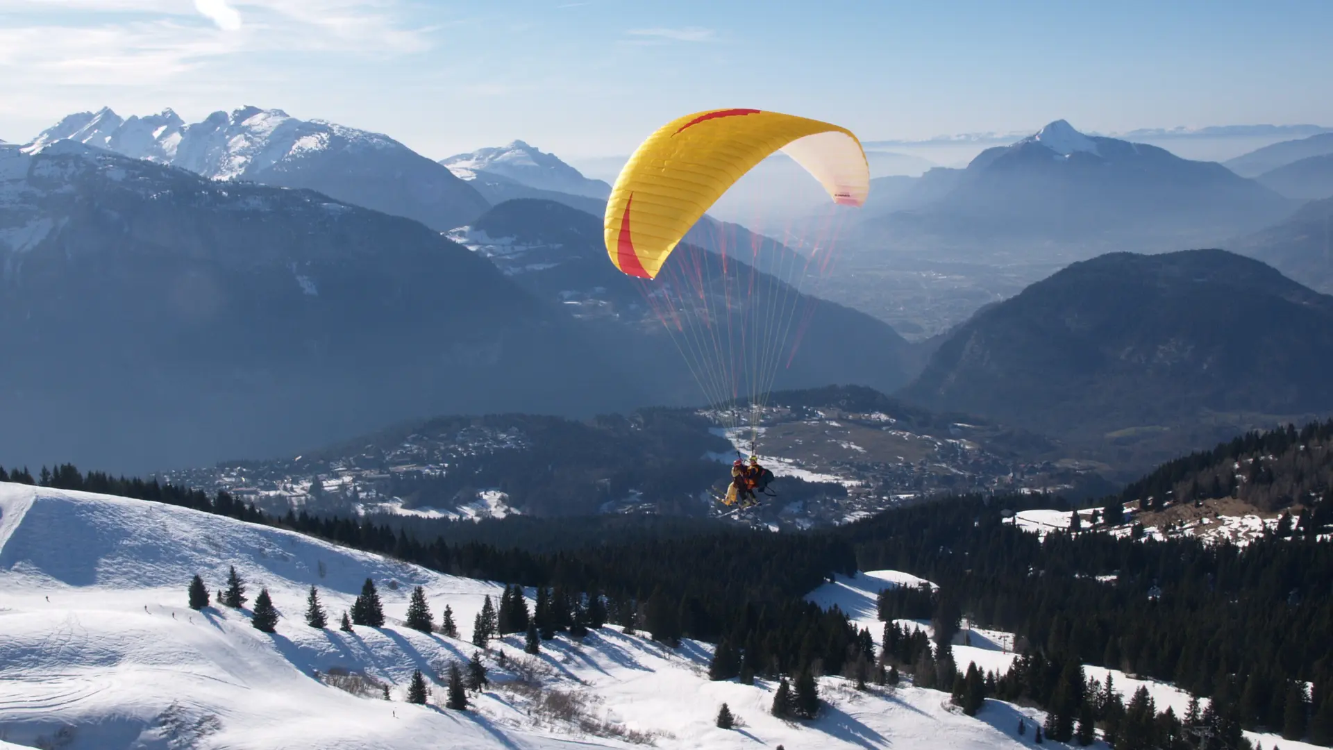 Vol biplace au-dessus du domaine skiable des Carroz d'Arâches en hiver