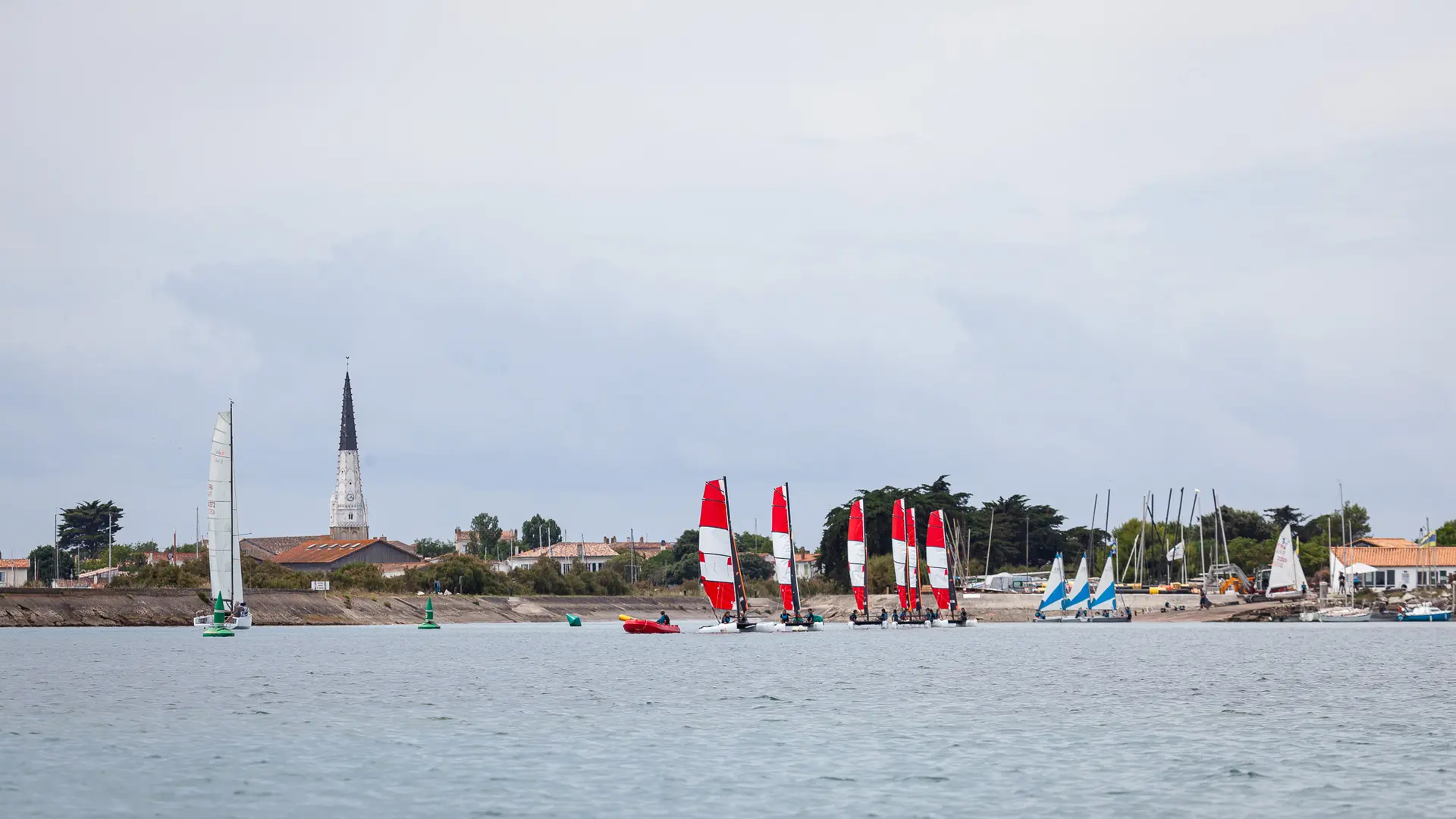 Base et navires depuis la mer